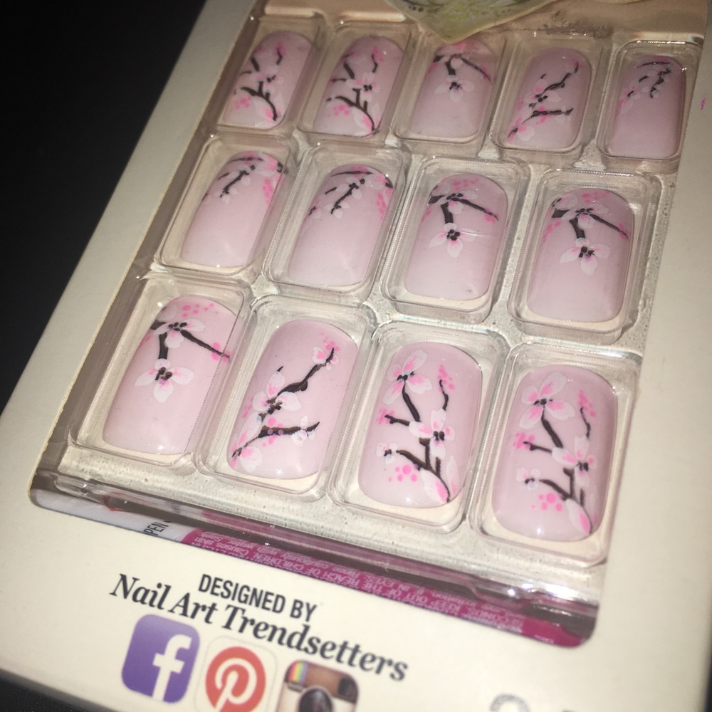 Kiss glue on nails